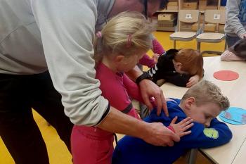 Kindermassage op school